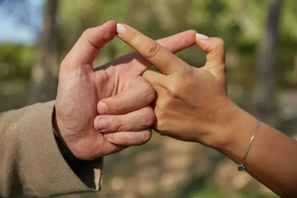 صورة تحتوي على أصابع اسهل طريقة لجلب الحبيب