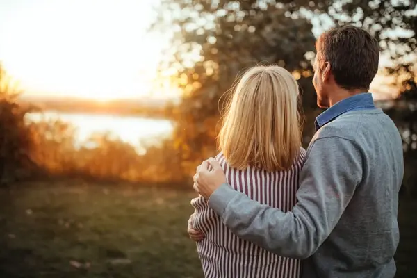 صورة تحتوي على شمس وشاب يقف بجانب فتاة اسهل طريقة لجلب الحبيب