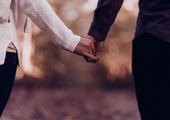 صورة تحتوي على يد تمسك يد أخرى جلب الحبيب
