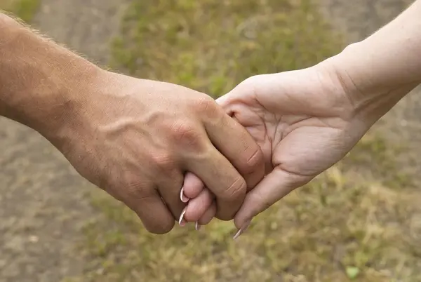 صورة تحتوي على يد ممسكة بأصابع يد أخرى جلب الحبيب بالسحر 