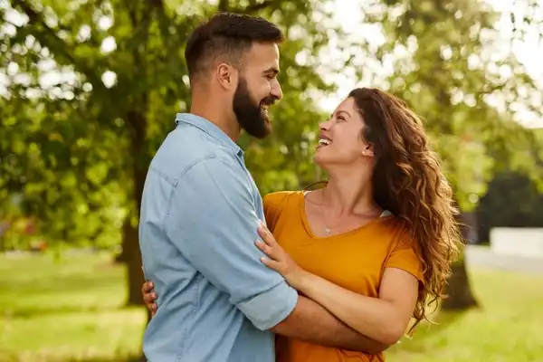 صورة تحتوي على شاب وفتاة يحتضنان بعضهما جلب الحبيب بالسحر 