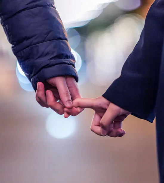 صورة تحتوي على يدين متشابكتان جلب الحبيب بالصورة