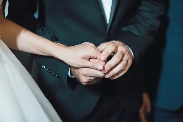 صورة تحتوي على شاب يمسك بيد فتاة جلب الحبيب بالملح للزواج