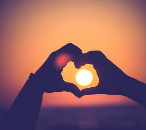 صورة تحتوي على يدين و سماء جلب الحبيب بسرعة