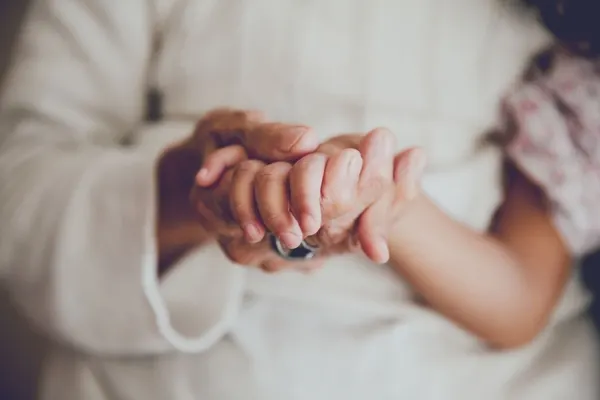 صورة تحتوي على يد تمسك بيد أخرى جلب الحبيب بعد الفراق