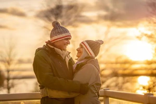 صورة تحتوي على سماء وشمس و شاب وفتاة يحتضنان بعضهما جلب الحبيب بعد الفراق