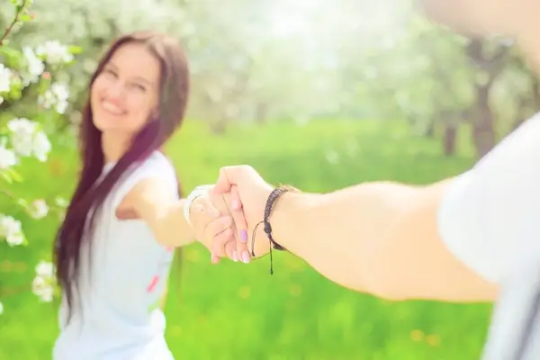 صورة تحتوي على شاب يمسك بيد فتاة جلب الحبيب خاضع
