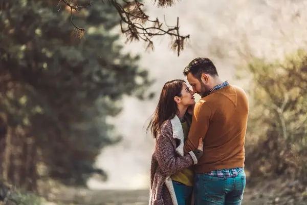 صورة تحتوي على أشجار وشاب يحتضن فتاة جلب الحبيب خاضع