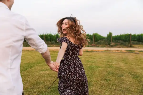 صورة تحتوي على فتاة تمسك بيد شاب جلب الحبيب خاضع ذليل