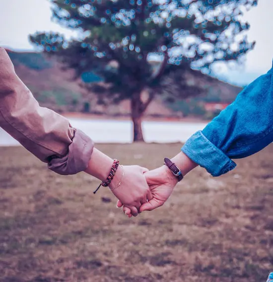 صورة تحتوي على شجرة ويدين وبحيرة جلب الصديق الزعلان
