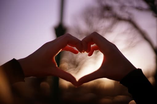 صورة تحتوي على يدين متشكلتان على شكل قلب وسماء جلب الصديق الزعلان
