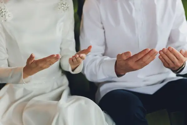 صورة تحتوي على أيادي روحاني لجلب الحبيب