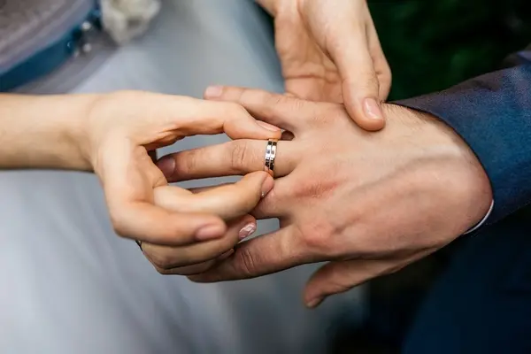 صورة تحتوي على أيادي ساحر لجلب الحبيب