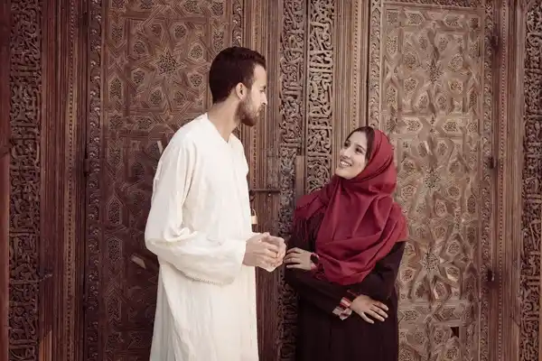 صورة تحتوي على شاب وفتاة يقفان بجانب بعضهما ساحر لجلب الحبيب
