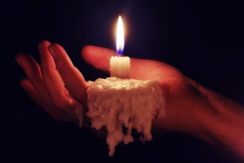 صورة تحتوي على يد تحمل شمعة سحر جلب الحبيب