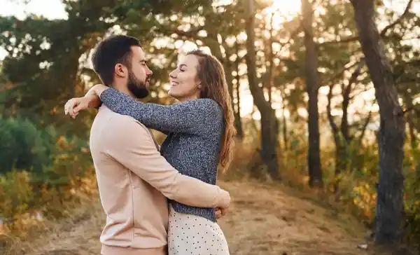 صورة تحتوي على أشجار وفتاة تحتضن شاب وتنظر له سحر لجلب الحبيب