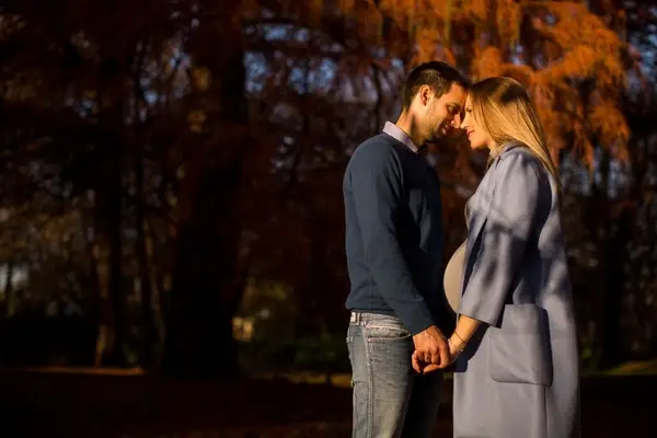 صورة تحتوي على شاب وفتاة يقفان أمام بعضهما سحر لجلب الحبيب العنيد