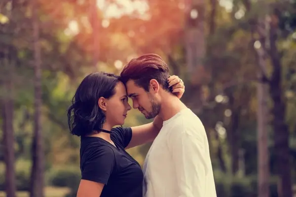 صورة تحتوي على شاب يحتضن فتاة سحر لجلب الحبيب العنيد