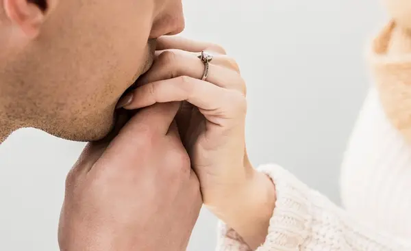 صورة تحتوي على شاب يقبل يد فتاة سحر لجلب الحبيب العنيد