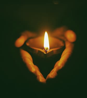 صورة تحتوي على يد تحمل شمعة شيخ روحاني صادق