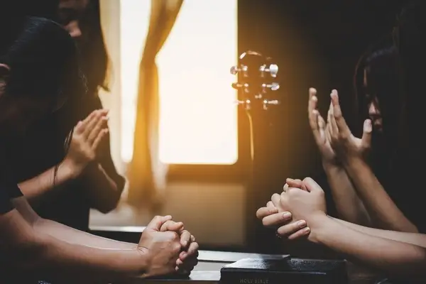 صورة تحتوي على شاب وفتيات عمل لرجوع الحبيب