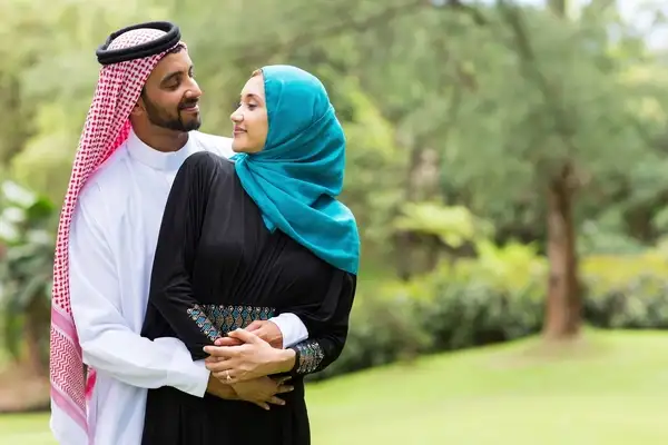 صورة تحتوي على شاب يحتضن فتاة عمل لرجوع الحبيب