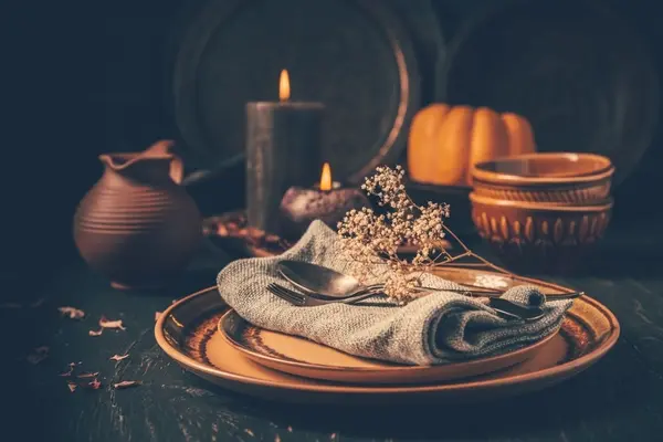 صورة تحتوي على شموع و أطباق فك السحر