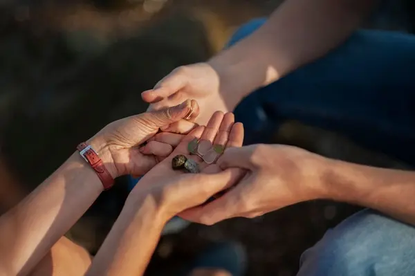 صورة تحتوي على اربع ايدي كيف اجلب حبيبي
