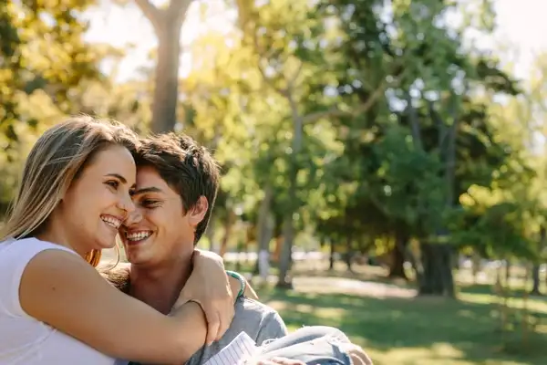 صورة تحتوي على أشجار وشاب يحتضن فتاة كيف اجلب حبيبي