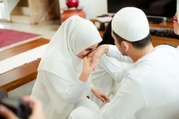 صورة تحتوي على فتاة تقبل يد شاب جلب الحبيب بالصورة للنكاح