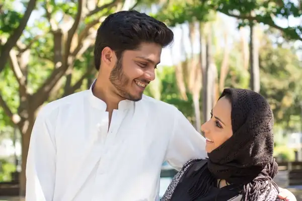 صورة نحتوي على فتاة تقف بجانب شاب وأشجار جلب الحبيب بالهاتف