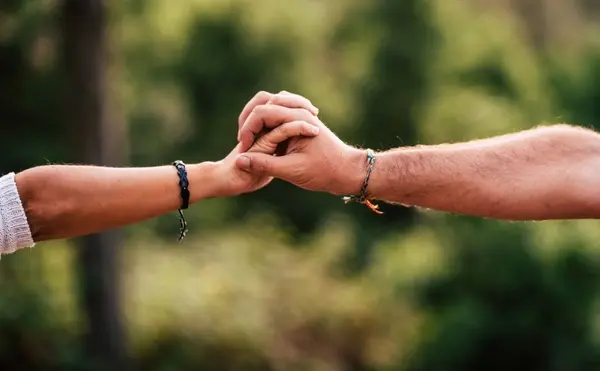 صورة تحتوي على يدين جلب الحبيب بالهاتف