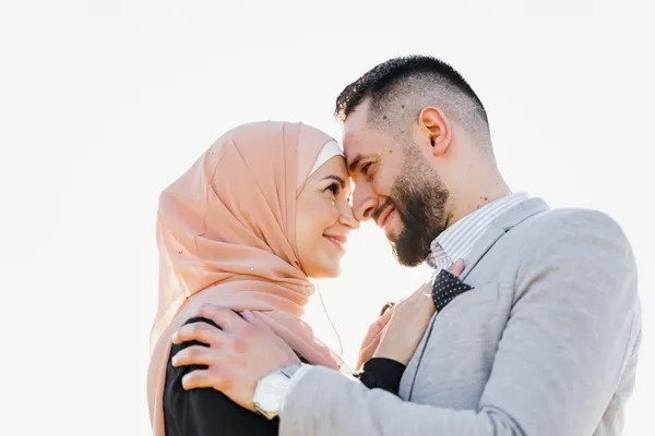 صورة تحتوي على شاب ينظر إلى فتاة جلب الحبيب بسرعة مجرب