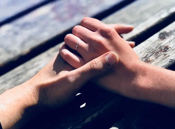 صورة تحتوي على يد تمسك بيد أخرى جلب الحبيب غصب عنه 
