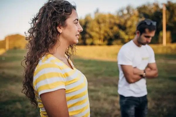 صورة تحتوي على أشجار وشاب وفتاة جلب الحبيب غصب عنه 