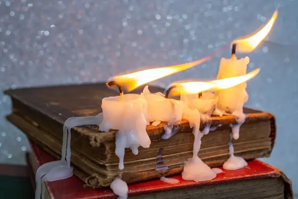 صورة تحتوي على شموع وكتب جلب الحبيب للاتصال بك