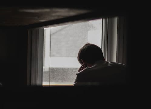 صورة تحتوي على نافذة ورجل يقف عندها جلب الزوج العنيد