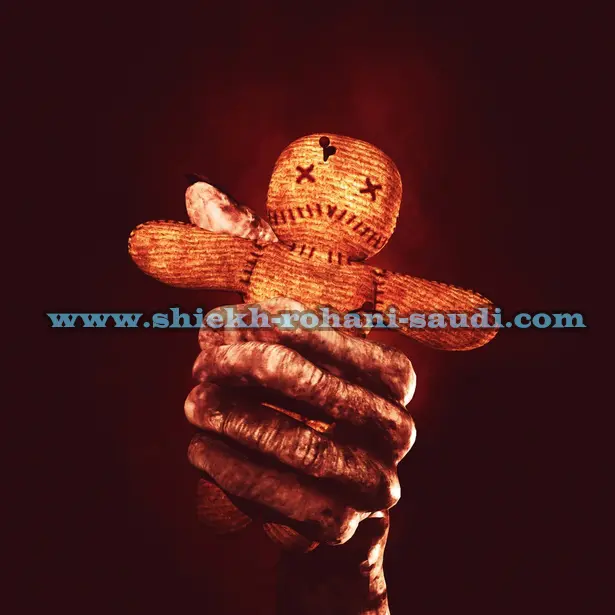 صورة تحتوي على يد تحمل دمية رقم ساحر سعودي