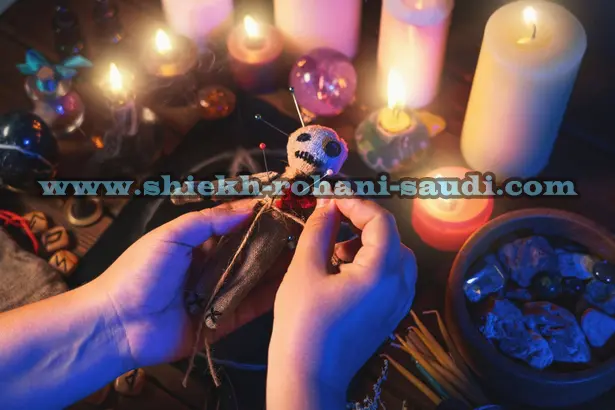 صورة تحتوي على شموع ويد تحمل دمية رقم ساحر سعودي