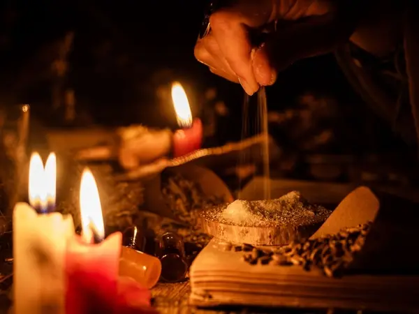 صورة تحتوي على شموع ويد تنثر الرمال سحر جلب الحبيب العنيد