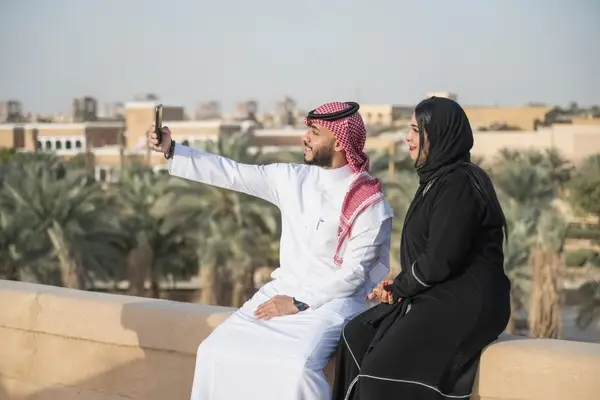 صورة تحتوي على رجل يجلس جانب فتاة سحر جلب الحبيب بالنظر