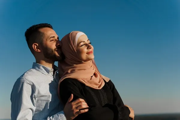 صورة تحتوي على شاب يحتضن فتاة سحر جلب الحبيب بالنظر
