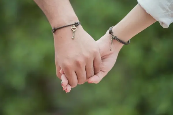 صورة تحتوي على يدين سحر جلب الحبيب برقم الهاتف
