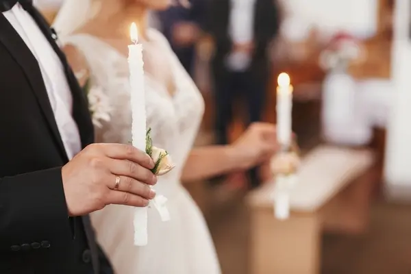 صورة تحتوي على عروسين يحملان شموع سحر جلب الحبيب للزواج