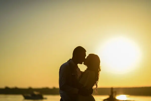 صورة تحتوي على فتاة وشاب يحتضنان بعضهما سحر جلب الحبيب مجرب
