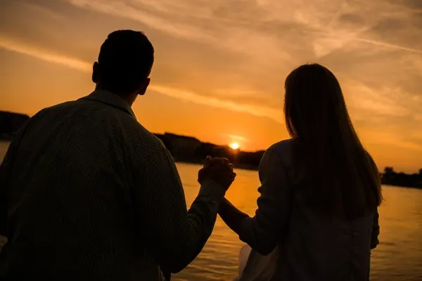 صورة تحتوي على شاب يمسك بيد فتاة سحر جلب الحبيب مجرب
