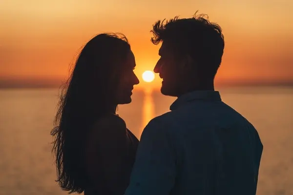 صورة تحتوي على شاب وفتاة يقفان عند بحر سحر جلب الحبيب مجرب
