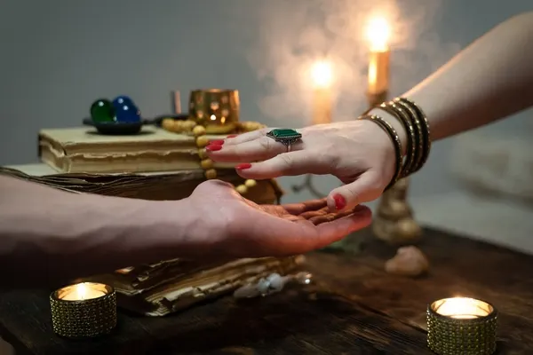 صورة تحتوي على يدين و شموع كيفية جلب الحبيب بعد الفراق