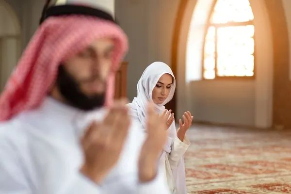 صورة تحتوي على شاب وفتاة جلب الحبيب بالصورة بدون اسم الام