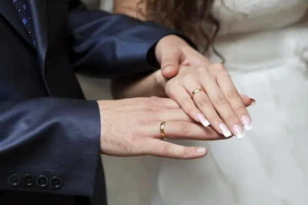 صورة تحتوي على أربعة أيدي جلب الحبيب بالصورة بدون اسم الام